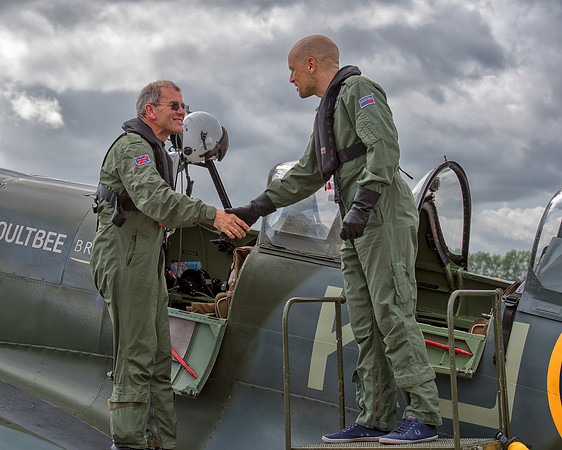 Paul and the pilot shake hands after the flight