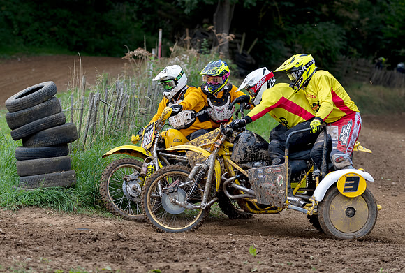 Mark Ramplee and Ian Marshall (693) and Jon Brooks and Richard Brinsden on their Wasp Wasp 1000 (3) get caught up.