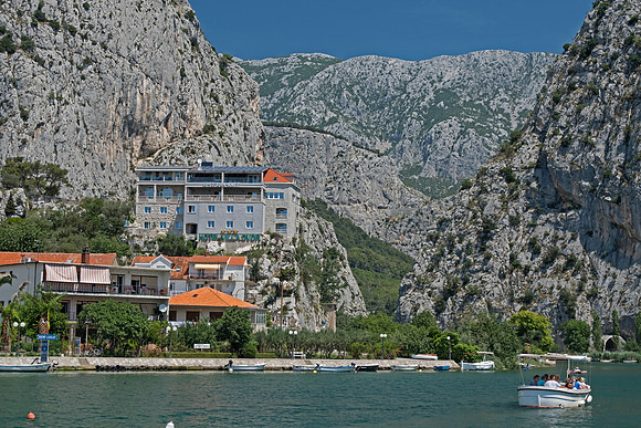 The inner harbour area in Omis
