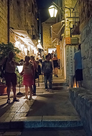 The old town of Havar at night