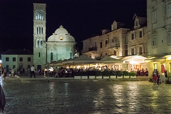 The old town of Havar at night