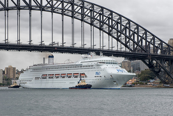 Sydney Harbour Bridge with P&O Cruise liner