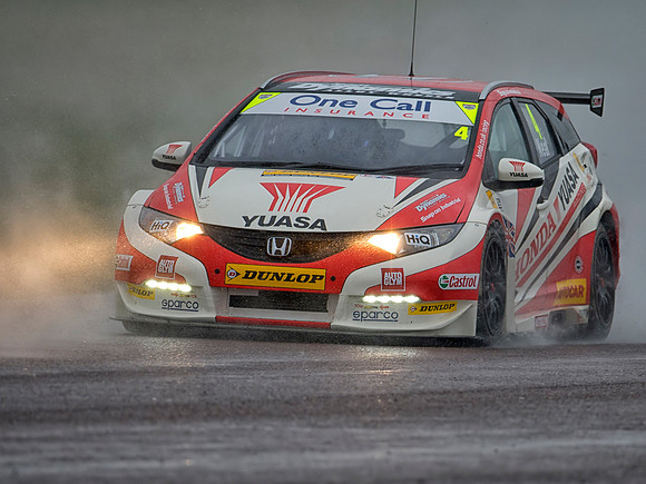 Matt Neal of Team Dynamics_Honda Civic in the rain