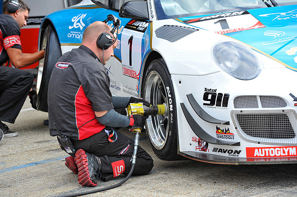 Tightening well nuts of the Porsche 997 GT3 R of Oman Air