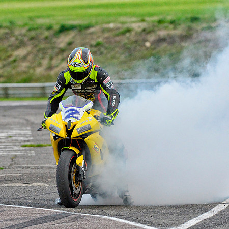 Josh Day, Yamaha R6 makes smoke at NG Road Racing Thruxton