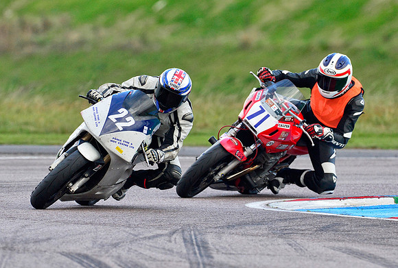 Steve Foot (22), Kawasaki ZXR 400, Matthew Wildee (71), Suzuki Bandit 600 S