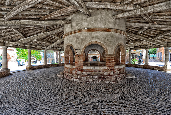 The Halle (La Halle) in the market square