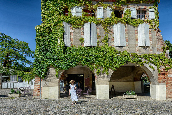 Building in Place de la Halle