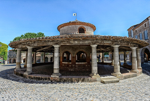 The Halle (La Halle) in the market square