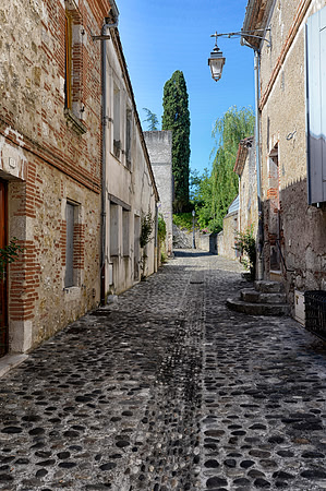Auvillar narrow street