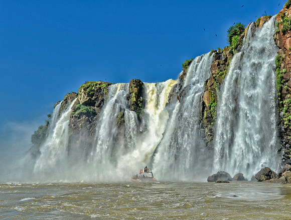 Iguazu.Falls.boat.108