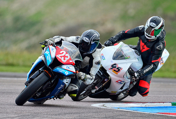 George Hadaway, Kawasaki ZX10 leads Mike Hobbs, Yamaha R1