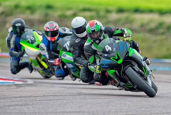 Lee Hembry, Yamaha R6 leads a pack of riders