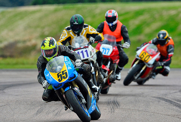 Daniel Jackson (55), Yamaha TZ 250 leads a group of riders